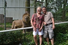 Sunken-Tour-Couple-with-Lion-400